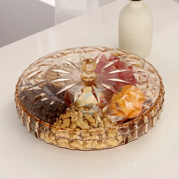Khác với các loại khay gỗ hoặc kim loại nặng, khay mứt trong suốt thường rất nhẹ, thuận tiện cho việc di chuyển, sắp xếp lại vị trí khi cần thiết. (Ảnh 2) Khác với các loại khay gỗ hoặc kim loại nặng, khay mứt trong suốt thường rất nhẹ, thuận tiện cho việc di chuyển, sắp xếp lại vị trí khi cần thiết. (Ảnh 2)