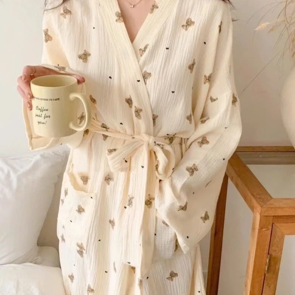 Áo choàng tắm ấm áp giúp thư giãn sau bồn, nhưng dây đai quá chặt lại khiến việc đứng dậy trở nên khó khăn