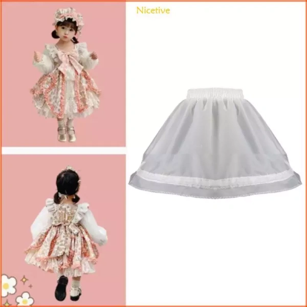 Áp lực bất ngờ của lớp váy đệm ngắn khi phải di chuyển nhanh trên phố​