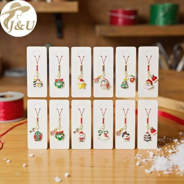 Dây chuỗi điện thoại Giáng sinh: Khi chi tiết dễ thương bất ngờ trở thành rào cản trong những bữa tiệc cuối năm.