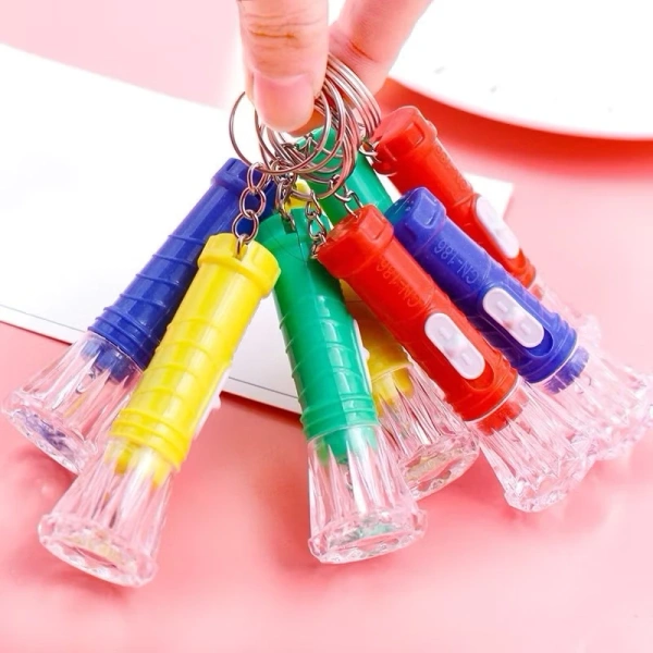 Đèn pin mini đa màu khiến bé tự tin đọc sách trong bóng tối mà không lo mất pin