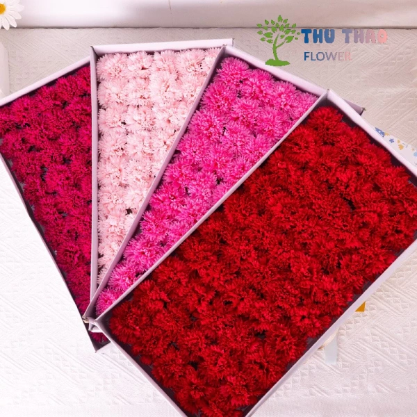 Hoa sáp đa màu trong bó cắm hoa tạo vẻ bền lâu, nhưng nhiều người chưa nghĩ tới việc chuẩn bị dây buộc thích hợp