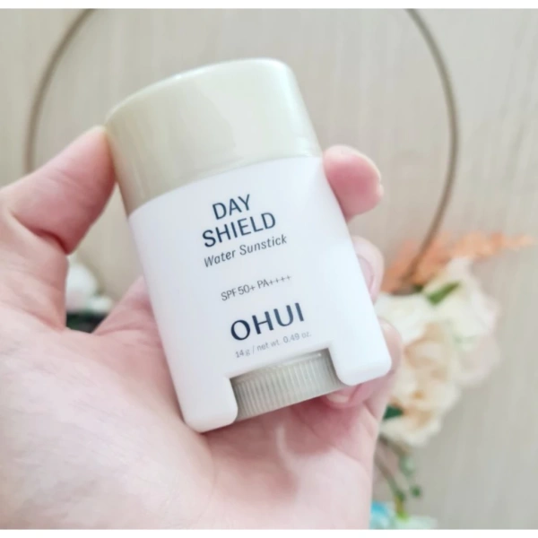 Khi kem chống nắng dạng thỏi hứa hẹn không bột, lớp nền vẫn gặp vệt trắng vào buổi chiều