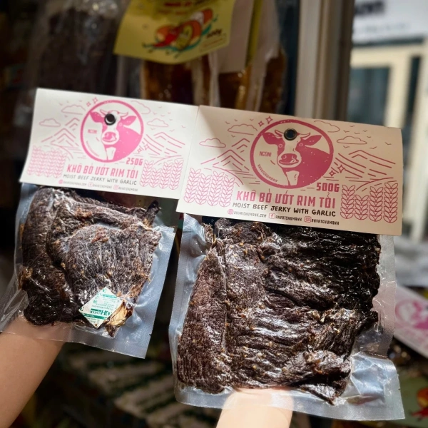 Khi mong chờ hương tỏi đậm đà, thực tế lại gặp món bò rim tỏi quá khô và mặn, khiến bữa tối bối rối hơn.