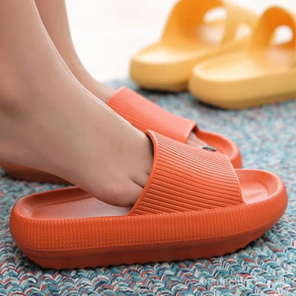 Khi sandal đế dày thoải mái trên phố nhưng lại khiến mỗi bước chân trong nhà trở nên nặng nề.