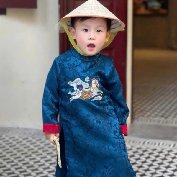 Sự thật bất ngờ khi áo dài bé trai bằng gấm hàn khiến con ấm nhưng lại khó di chuyển trong lễ cưới 2026