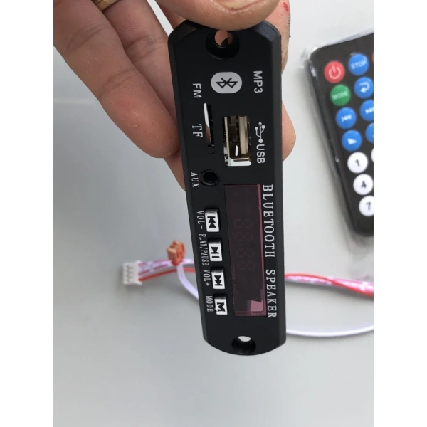 Đối với Bluetooth, tín hiệu vô tuyến có tính chất dễ bị nhiễu bởi các vật thể xung quanh: tường, cửa, thiết bị điện tử khác hay thậm chí người đứng giữa hai thiết bị. (Ảnh 2) Đối với Bluetooth, tín hiệu vô tuyến có tính chất dễ bị nhiễu bởi các vật thể xung quanh: tường, cửa, thiết bị điện tử khác hay thậm chí người đứng giữa hai thiết bị. (Ảnh 2)
