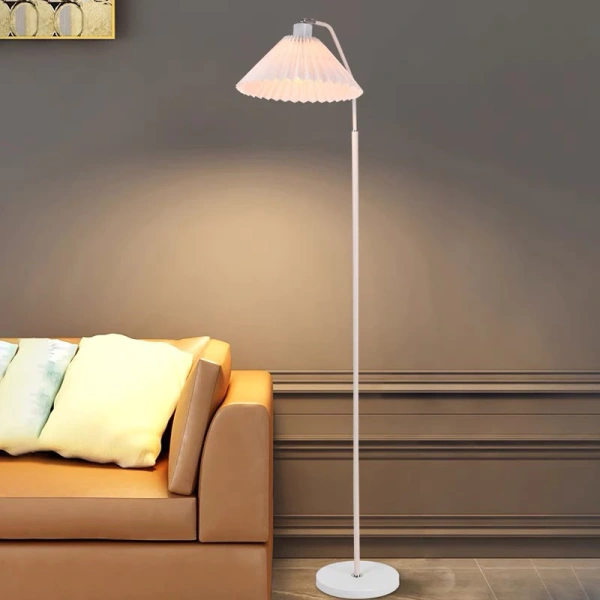 Chiều cao từ 1.5 đến 2 mét cho phép đèn chiếu sáng từ trên xuống, tạo ra bóng sáng nhẹ nhàng trên toàn bộ bề mặt mà không gây lóa mắt. (Ảnh 2)