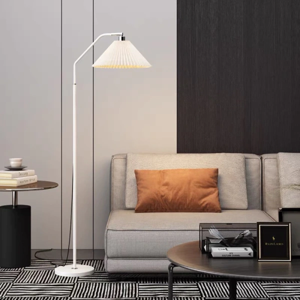 Sách, chậu cây xanh hoặc khung tranh treo tường có thể được bố trí quanh đèn sàn để tạo ra “vòng sáng” tự nhiên. (Ảnh 3)