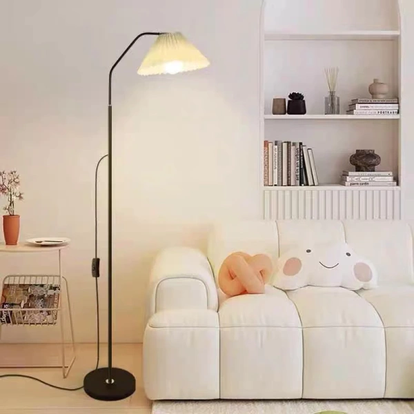 Đèn cây đứng, hay còn gọi là đèn sàn xếp ly, được thiết kế với khung sắt sơn tĩnh điện và chụp giấy cao cấp, mang phong cách châu Âu thanh lịch. (Ảnh 4)