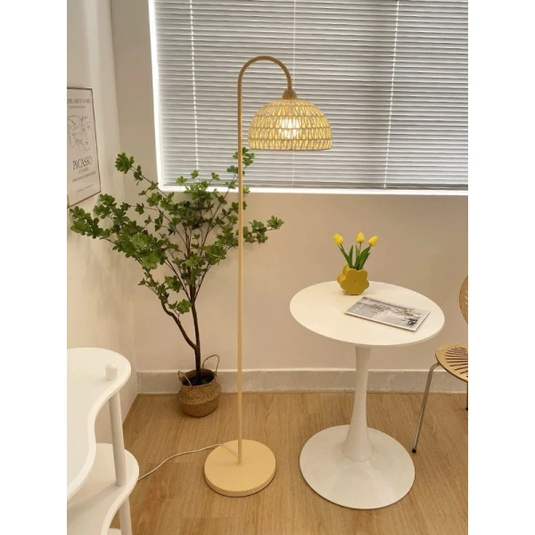 Trong quá trình khảo sát các mẫu đèn sàn, Đèn sàn Dệt Mây Đèn phòng khách bên cạnh ghế sofa, đèn phòng ngủ đầu giường CM50 nổi bật vì đáp ứng đầy đủ các tiêu chí đã nêu. (Ảnh 3)