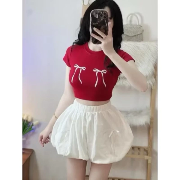 Nhưng cũng cần lưu ý, vì áo ngắn, nếu bạn có chiều cao dưới trung bình, việc kết hợp với quần dài quá dày hoặc giày dép “có cỡ” sẽ làm mất cân đối. (Ảnh 2)