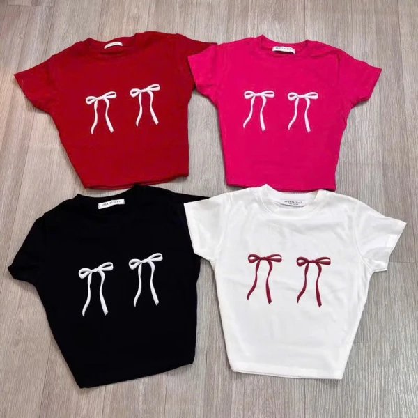 Trên thị trường hiện nay, áo croptop nơ hai bên có giá dao động từ khoảng 150.000 VND tới 600.000 VND, tùy vào chất liệu, thương hiệu và mức độ độc quyền của thiết kế. (Ảnh 3)