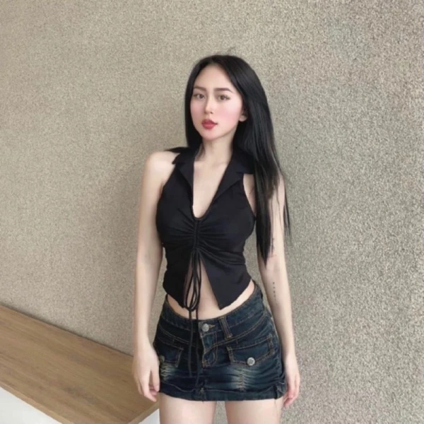 Áo croptop ôm body mang lại vẻ trẻ trung nhưng lại giấu lại cảm giác chèn ép ở vòng eo cuối ngày - Ảnh 1 Áo croptop ôm body mang lại vẻ trẻ trung nhưng lại giấu lại cảm giác chèn ép ở vòng eo cuối ngày - Ảnh 1
