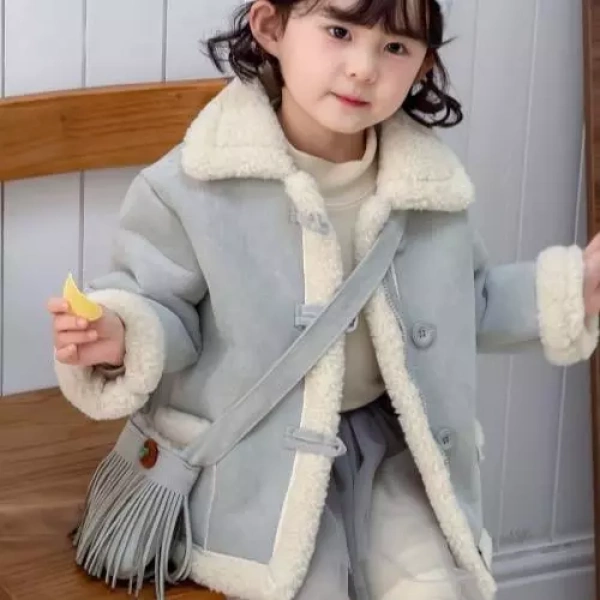 Da lộn (suede) là loại da được gia công nhẹ, tạo bề mặt mịn, thấm hút hơi ẩm tốt hơn da thường. (Ảnh 2)