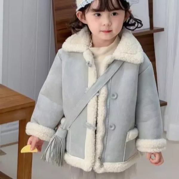 Hầu hết các mẫu áo khoác da lộn lót lông hiện nay đều được trang bị ít nhất một túi tua ở phía trước hoặc bên hông. (Ảnh 3)