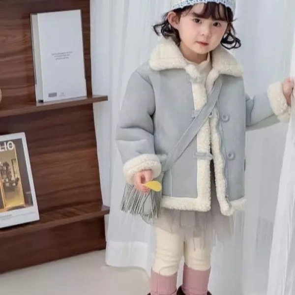 Những chi tiết như khóa kéo, nút bấm, và các dây rút điều chỉnh là các yếu tố ảnh hưởng tới độ tiện lợi khi bé mặc hoặc tháo áo. (Ảnh 4)