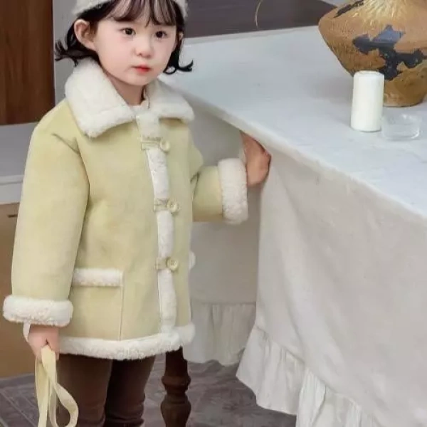 Mức giá của áo khoác da lộn lót lông thường dao động từ 300.000 VND đến hơn 1.000.000 VND tùy vào thương hiệu và chất lượng. (Ảnh 5)