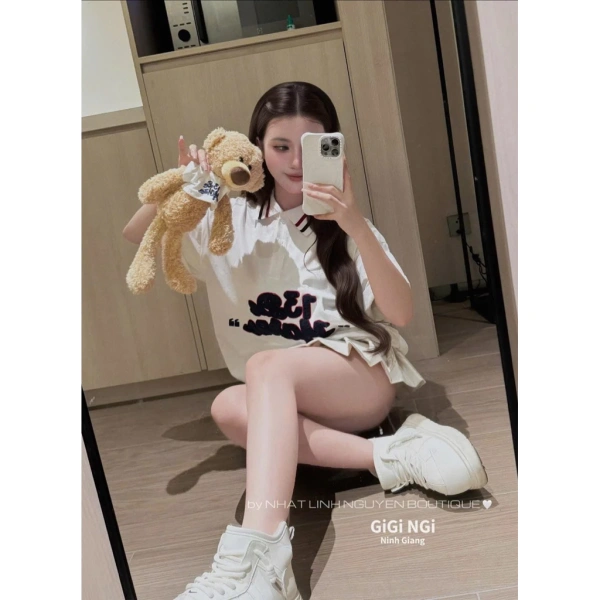 Áo polo chữ Xù kèm gài siêu xinh: khi sự tiện lợi bất ngờ gây bất tiện trong những khoảnh khắc thay trang phục - Ảnh 1 Áo polo chữ Xù kèm gài siêu xinh: khi sự tiện lợi bất ngờ gây bất tiện trong những khoảnh khắc thay trang phục - Ảnh 1