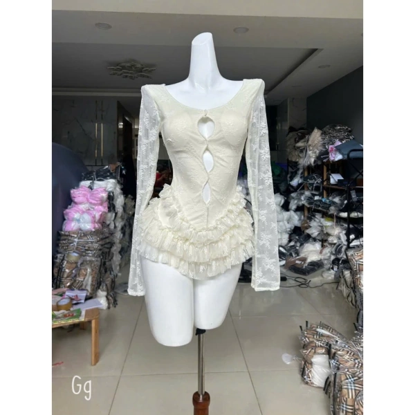 Những chiếc áo ren thường thu hút người mua vì lớp vải bên ngoài có những hoạ tiết hoa văn tinh tế, tạo cảm giác mượt mà khi chạm vào da. (Ảnh 2) Những chiếc áo ren thường thu hút người mua vì lớp vải bên ngoài có những hoạ tiết hoa văn tinh tế, tạo cảm giác mượt mà khi chạm vào da. (Ảnh 2)
