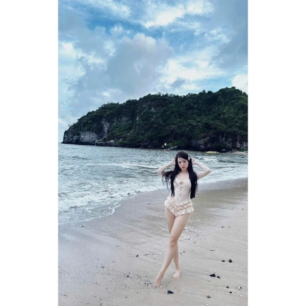 Kiểu “khoét lỗ” thường được thiết kế ở phần vai, lưng hoặc phần thân áo, tạo ra những đường cắt tinh tế, làm nổi bật đường cong và mang lại cảm giác thoáng mát hơn. (Ảnh 4) Kiểu “khoét lỗ” thường được thiết kế ở phần vai, lưng hoặc phần thân áo, tạo ra những đường cắt tinh tế, làm nổi bật đường cong và mang lại cảm giác thoáng mát hơn. (Ảnh 4)