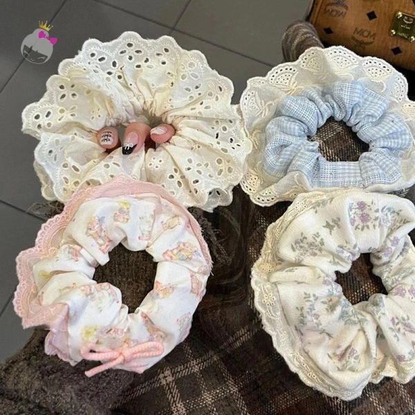 Không cần thay đổi toàn bộ trang phục, chỉ một chiếc dây buộc tóc đúng cách cũng đủ làm cho bạn nổi bật. (Ảnh 2)