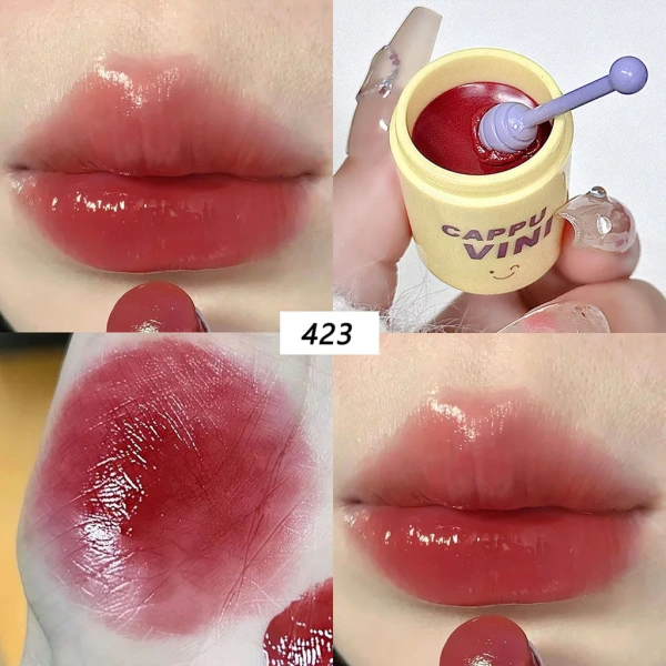 Khi không khí lạnh, khô, việc làm sạch môi bằng nước ấm và thoa thêm lớp dưỡng ẩm trước khi dùng son bóng sẽ giúp giữ độ ẩm. (Ảnh 5)