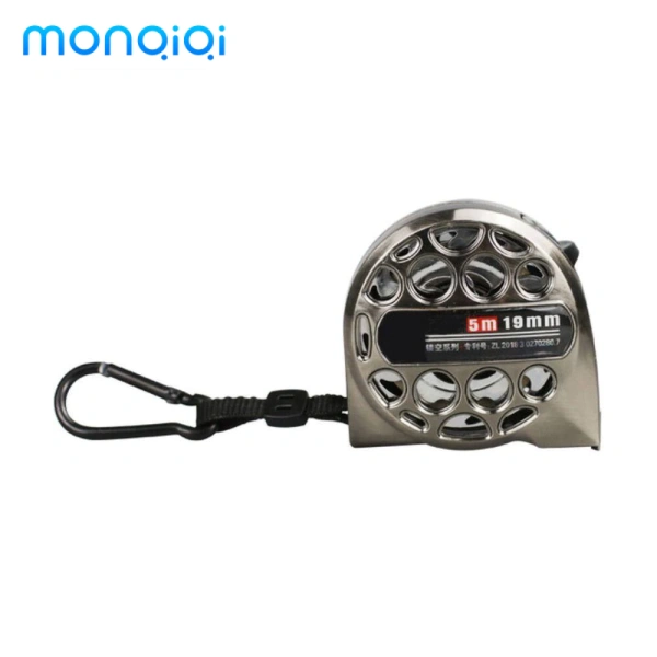 Một chiếc thước dây được thiết kế chống thấm nước* và không gỉ sét* nhưng trong điều kiện thực tế như độ ẩm cao, mưa gió, hoặc sử dụng trên bề mặt bột bẩn, các hạt bụi có thể dính vào rãnh khóa, tạo ma sát tăng lên. (Ảnh 2) Một chiếc thước dây được thiết kế chống thấm nước* và không gỉ sét* nhưng trong điều kiện thực tế như độ ẩm cao, mưa gió, hoặc sử dụng trên bề mặt bột bẩn, các hạt bụi có thể dính vào rãnh khóa, tạo ma sát tăng lên. (Ảnh 2)