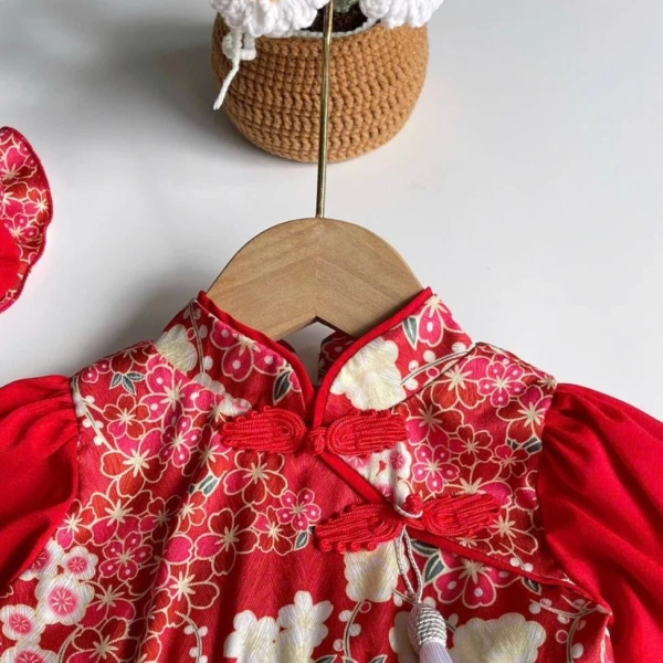 Mặc áo liền thân màu đỏ có thể tạo ra cảm giác ấm áp, tuy nhiên ánh sáng màu đỏ phản chiếu trong phòng tối có thể làm cho việc kiểm tra độ sạch sẽ của tã trở nên khó khăn. (Ảnh 3)