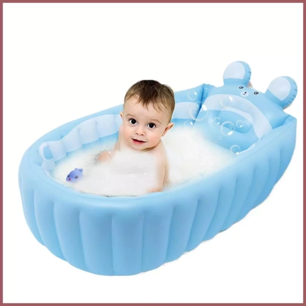 Thêm nước cho vừa đủ ngập phần bụng bé (khoảng 5 cm) sẽ giảm lực đẩy và giúp bé đứng vững hơn. (Ảnh 3)