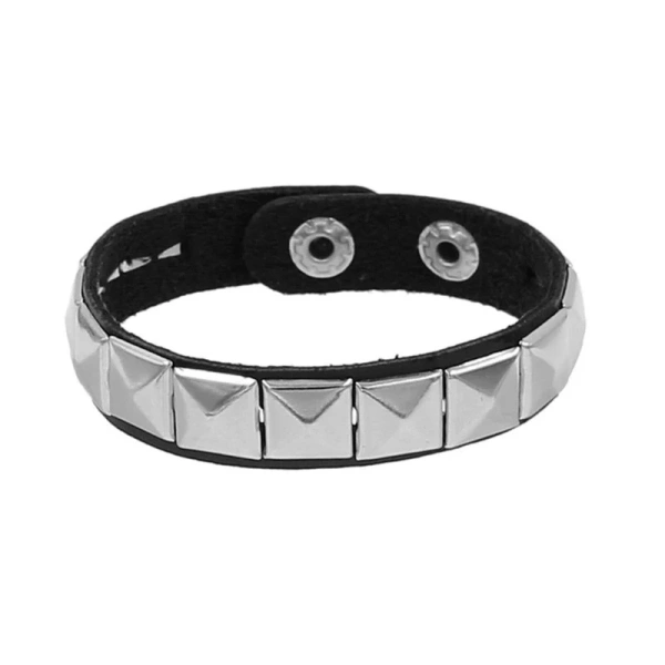 Cảm giác cứng cáp của vòng tay da phong cách punk thường gây mỏi tay sau những giờ làm việc kéo dài - Ảnh 3