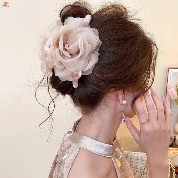 Với đặc điểm chất liệu gạc vừa nhẹ vừa bền, kẹp “Nhẹ nhàng” giúp giảm thiểu sức ép lên tóc, đồng thời cho phép không khí lưu thông, hạn chế tình trạng tóc ẩm và “đổ nợ” vào thời gian dài. (Ảnh 5)