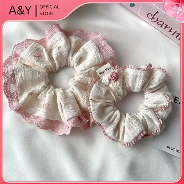 Chiếc scrunchie ren viền vải thường mất độ co giãn chỉ sau vài tuần sử dụng, một chi tiết mà nhiều người thường bỏ qua. - Ảnh 1 Chiếc scrunchie ren viền vải thường mất độ co giãn chỉ sau vài tuần sử dụng, một chi tiết mà nhiều người thường bỏ qua. - Ảnh 1