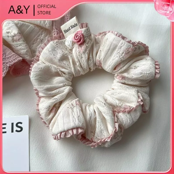 Để hiểu rõ hơn về vấn đề mất độ co giãn, ta có thể so sánh các chất liệu phổ biến được sử dụng cho scrunchie hiện nay. (Ảnh 4) Để hiểu rõ hơn về vấn đề mất độ co giãn, ta có thể so sánh các chất liệu phổ biến được sử dụng cho scrunchie hiện nay. (Ảnh 4)