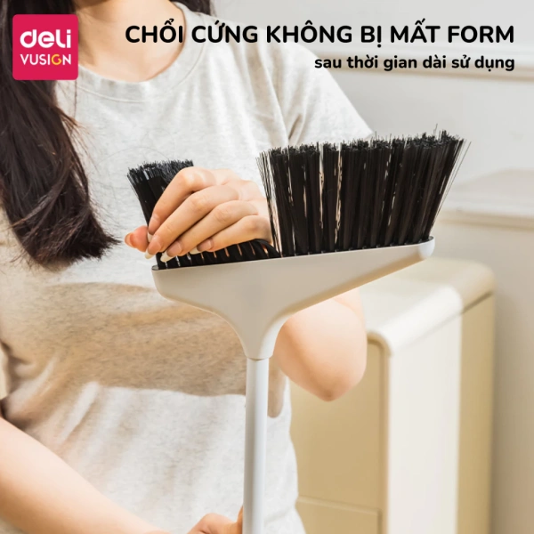 Độ dài cán 82 cm của chổi Deli giúp người dùng không phải cúi quá sâu, nhưng nếu cán quá nặng hoặc không cân bằng, sẽ khiến đầu chổi “nặng hơn” một bên, kéo xẻng lên và làm rơi bụi. (Ảnh 3) Độ dài cán 82 cm của chổi Deli giúp người dùng không phải cúi quá sâu, nhưng nếu cán quá nặng hoặc không cân bằng, sẽ khiến đầu chổi “nặng hơn” một bên, kéo xẻng lên và làm rơi bụi. (Ảnh 3)
