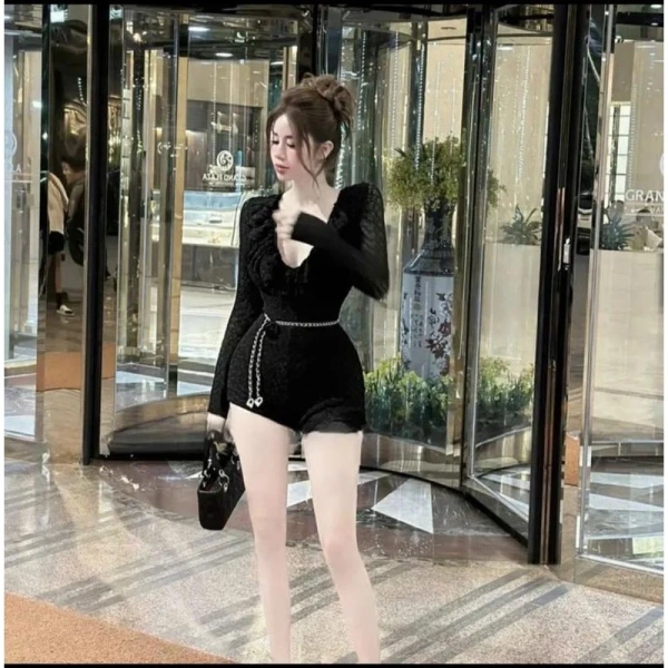 Cú sốc khi phát hiện khoá kéo sau lưng làm giảm sự thoải mái của jumpsuit ren tay dài cổ tim bèo - Ảnh 3 Cú sốc khi phát hiện khoá kéo sau lưng làm giảm sự thoải mái của jumpsuit ren tay dài cổ tim bèo - Ảnh 3
