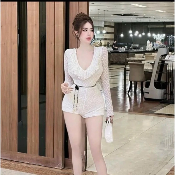Dù bạn đã chọn mẫu jumpsuit có khoá kéo ở vị trí nào, vẫn có một số biện pháp giúp cải thiện cảm giác khi mặc, đặc biệt là các mẫu có phần kéo sau lưng. (Ảnh 4) Dù bạn đã chọn mẫu jumpsuit có khoá kéo ở vị trí nào, vẫn có một số biện pháp giúp cải thiện cảm giác khi mặc, đặc biệt là các mẫu có phần kéo sau lưng. (Ảnh 4)