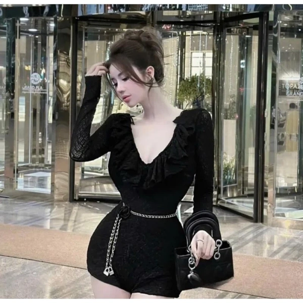 Cú sốc khi phát hiện khoá kéo sau lưng làm giảm sự thoải mái của jumpsuit ren tay dài cổ tim bèo - Ảnh 5 Cú sốc khi phát hiện khoá kéo sau lưng làm giảm sự thoải mái của jumpsuit ren tay dài cổ tim bèo - Ảnh 5