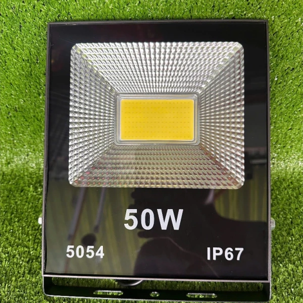 Đèn LED chiếu rời chịu nước IP67: Khi sức mạnh 200 W không đồng nghĩa với ánh sáng đồng đều trong vườn nội thất - Ảnh 5