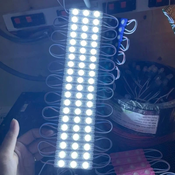Trong các dự án thực tế, đèn LED hạt trần đa màu thường được kết hợp với các mô-đun LED chuyên dụng để tối ưu hoá hiệu năng và thẩm mỹ. (Ảnh 5) Trong các dự án thực tế, đèn LED hạt trần đa màu thường được kết hợp với các mô-đun LED chuyên dụng để tối ưu hoá hiệu năng và thẩm mỹ. (Ảnh 5)