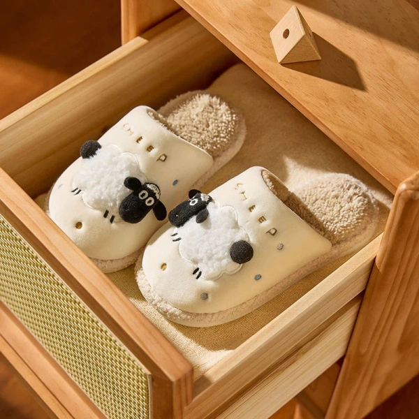 Mặc dù độ ấm của dép bông giúp ngăn ngừa cảm lạnh, tuy nhiên nếu quá lâu không thay đổi, môi trường ẩm ướt có thể tạo điều kiện cho nấm mốc, vi khuẩn phát triển, gây ra các vấn đề da liễu như nấm da, phát ban. (Ảnh 2) Mặc dù độ ấm của dép bông giúp ngăn ngừa cảm lạnh, tuy nhiên nếu quá lâu không thay đổi, môi trường ẩm ướt có thể tạo điều kiện cho nấm mốc, vi khuẩn phát triển, gây ra các vấn đề da liễu như nấm da, phát ban. (Ảnh 2)