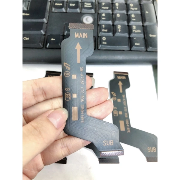 Độ dài thực tế của cáp kết nối dự phòng cho điện thoại thường gây bất ngờ trong các buổi họp trực tuyến - Ảnh 1 Độ dài thực tế của cáp kết nối dự phòng cho điện thoại thường gây bất ngờ trong các buổi họp trực tuyến - Ảnh 1