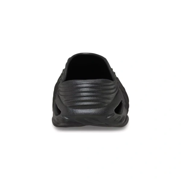Độ nhẹ của giày clog unisex khiến người dùng thường bỏ qua nhu cầu kiểm tra độ bám trên nền ướt. - Ảnh 4 Độ nhẹ của giày clog unisex khiến người dùng thường bỏ qua nhu cầu kiểm tra độ bám trên nền ướt. - Ảnh 4
