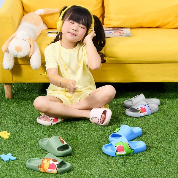 Mặc dù trẻ thích khám phá, các bậc phụ huynh nên hướng dẫn bé tránh các bề mặt trơn như: sàn gạch ướt, đá cuội hay bãi đất nhún lún. (Ảnh 5) Mặc dù trẻ thích khám phá, các bậc phụ huynh nên hướng dẫn bé tránh các bề mặt trơn như: sàn gạch ướt, đá cuội hay bãi đất nhún lún. (Ảnh 5)