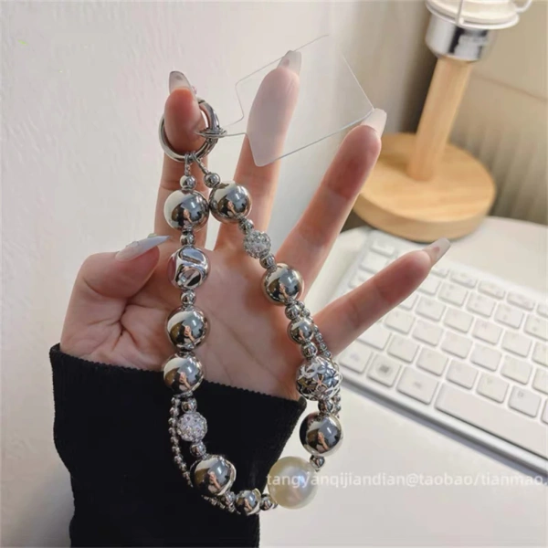 Không phải mọi dây đeo tay đều có cơ chế kẹp chắc chắn. (Ảnh 2) Không phải mọi dây đeo tay đều có cơ chế kẹp chắc chắn. (Ảnh 2)