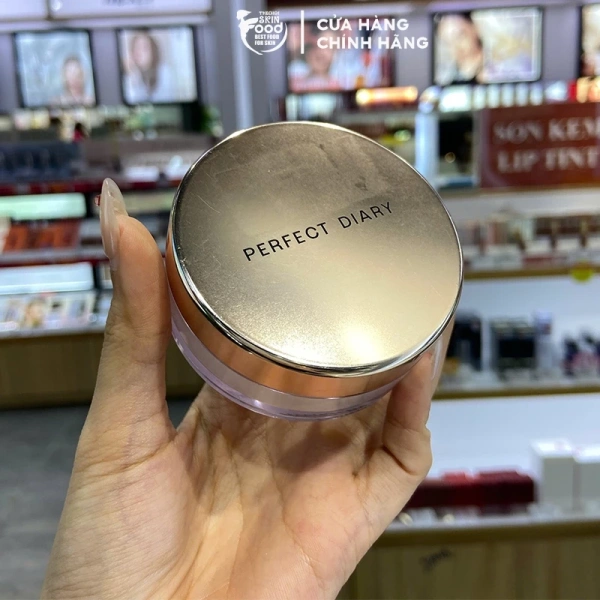 Hầu hết các vấn đề về lớp nền không bám thường xuất phát từ ba yếu tố cơ bản: độ ẩm da, lượng dầu thừa và cách thi công mỹ phẩm. (Ảnh 2)
