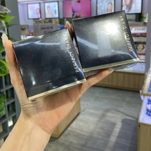 Phấn phủ kiềm dầu, hay còn gọi là “loose powder” với công thức nhẹ, thường có thành phần silica hoặc talc giúp hấp thụ dầu ngay lập tức mà không gây cảm giác “bị dán”. (Ảnh 3)