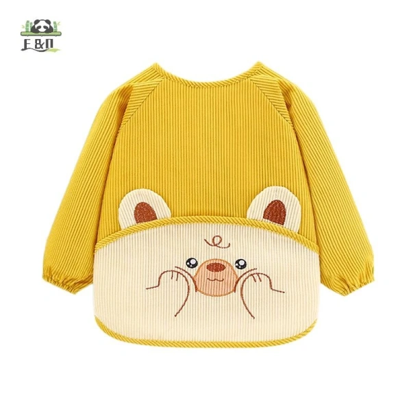 Đôi khi tạp dề trẻ em chống thấm giữ áo sạch, nhưng lại khiến làn da bé khó chịu trong thời tiết se lạnh - Ảnh 3