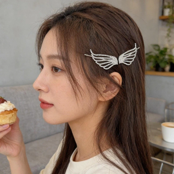 Không chỉ ở khâu thiết kế, mà cả quy trình sản xuất và nguyên liệu cũng ảnh hưởng lớn đến “tuổi thọ” của kẹp tóc. (Ảnh 3)