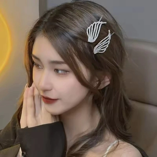 Một trong những mẫu kẹp tóc đôi cánh thiên thần đang được quan tâm là Kẹp Tóc Pha Lệ Đôi Cánh Thiên Thần Hợp Kim. (Ảnh 5)